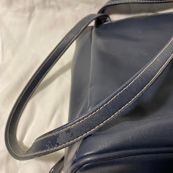 Liz Claiborne Navy blue hand bag. Gently used zip and snap closure - Picture 6 of 14